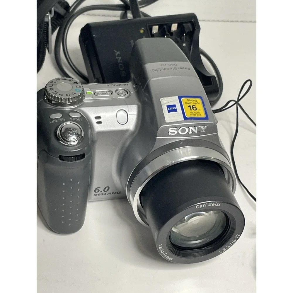 Sony Cyber-Shot DSC-H2 6 MP Digital Camera W/ Charger Case Silver Tested Read.